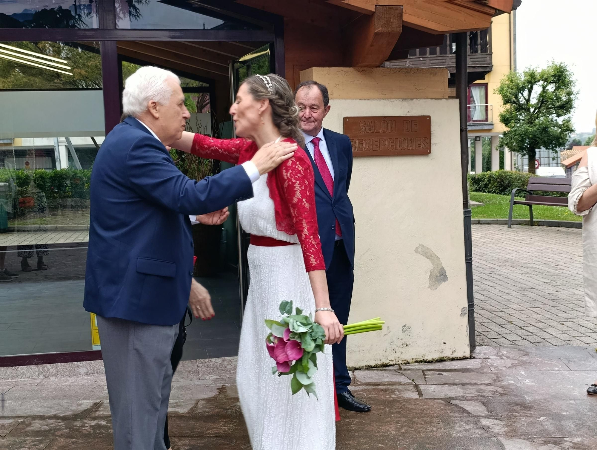 Coral Álvarez y Santiago Valladares se dan el "Sí, quiero" en Llanera