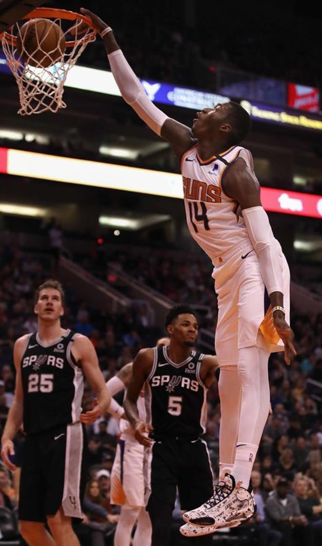 Cheick Diallo #14 de los Phoenix Suns empapa el balón contra los San Antonio Spurs durante la primera mitad del partido de la NBA en el Talking Stick Resort Arena en Phoenix, Arizona. Los Spurs derrotaron a los Suns por 120-118.