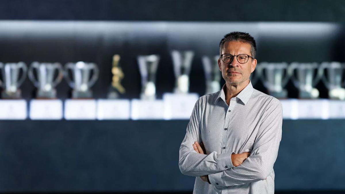Pedro Martínez, en la sala de trofeos del Real Madrid