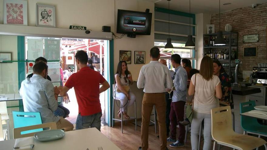 Animado momento en el interior de La Tapadera, en el lateral del Cine Rex.