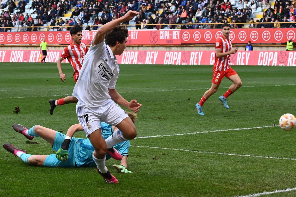 Gonzalo remata a puerta en la final de la Copa del Rey juvenil ante el UD Almería.