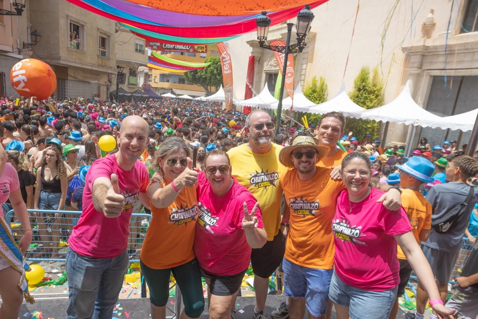 El primer Chupinazo, el de Catral, arranca el ciclo de fiestas veraniegas de los pueblos de la Vega Baja