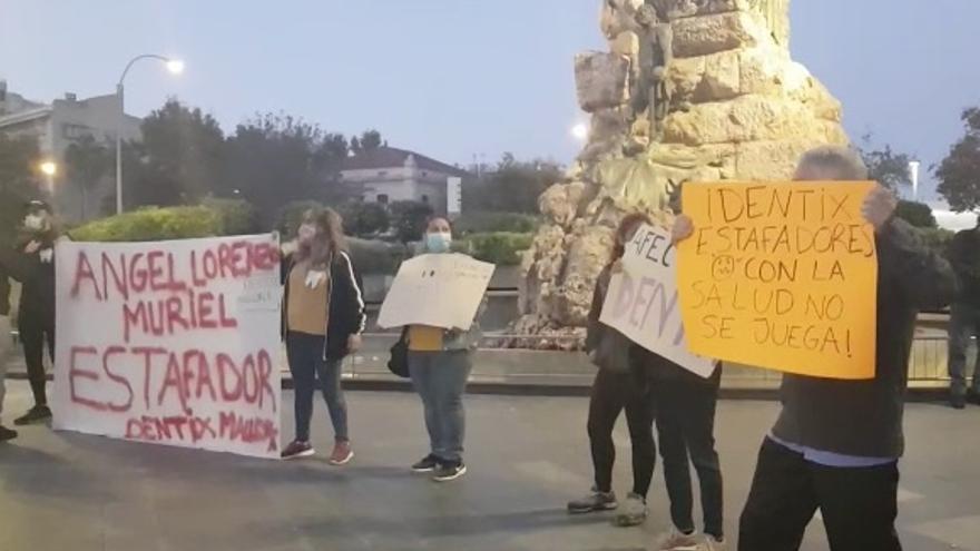 Manifestación de afectados por la quiebra de Dentix en Palma