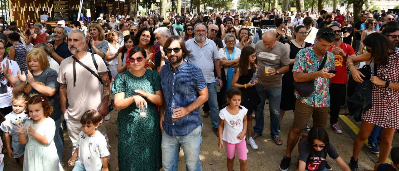 Asistentes al evento en el momento del concierto de Guadi Galego en la Alameda.