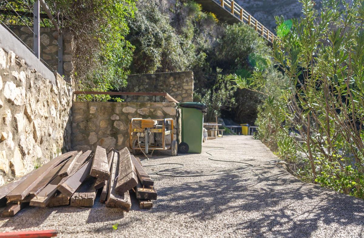 Retirada de la barandilla de madera en el Pou Clar de Ontinyent.