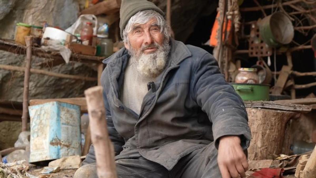 Panta (75 años), el hombre que lleva 20 años viviendo aislado en una cueva: 'Los lobos que viven en las ciudades sí que matan. Los tribunales, la policía, el Gobierno... ellos matan. Son peligrosos'