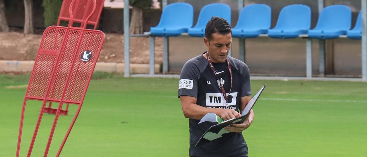 Francisco mira su libreta de apuntes, durante un entrenamiento en el Díez Iborra