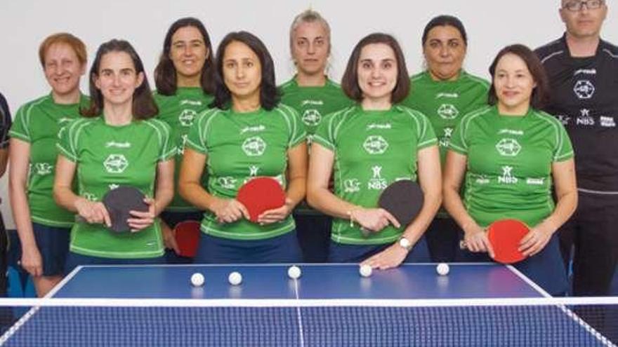 Integrantes del club de tenis de mesa de Meaño. // FDV