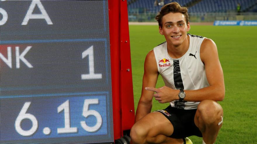 Armand Duplantis celebra su récord mundial.