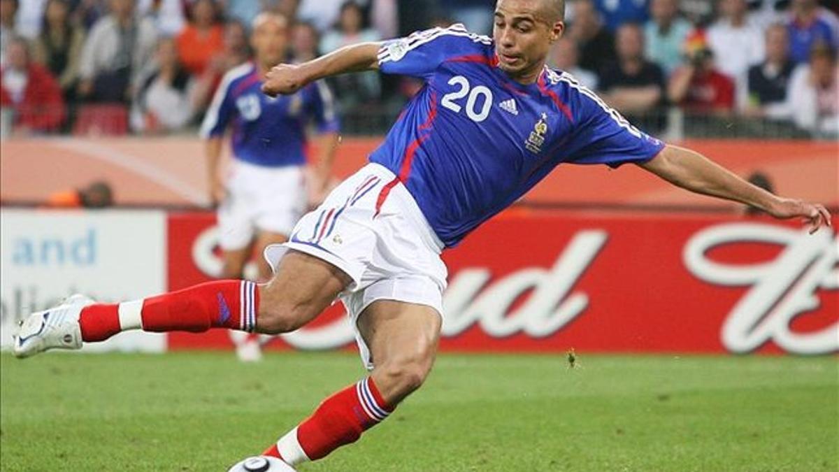 David Trezeguet, jugando con la selección francesa.