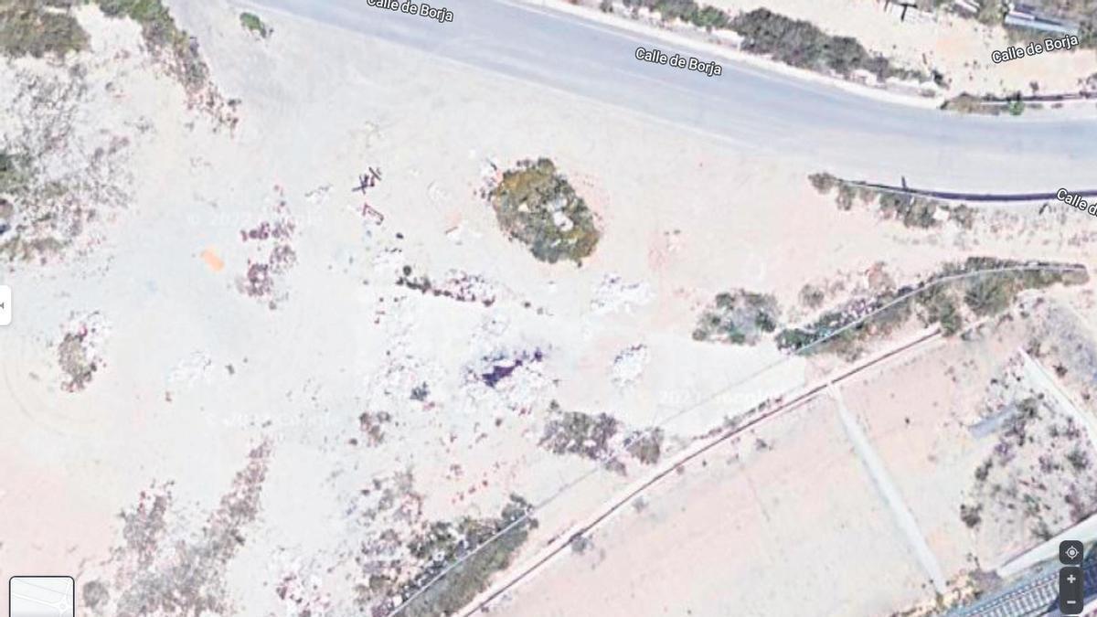 Desde el aire se observan los restos acumulados en uno de las escombreras ilegales de Alicante, en una imagen de Google Maps