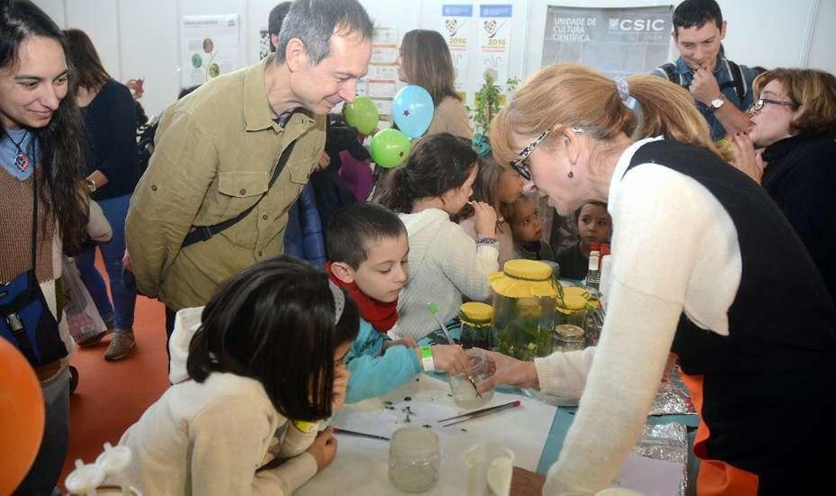 Obradoiro "Ciencia á feira" co CSIC e a Misión Biolóxica, onte en Culturgal. // R.V.