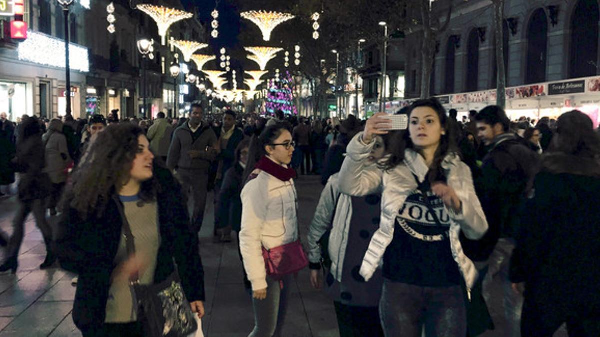 Jornada de compras en Portal d'Àngel un sábado de diciembre.