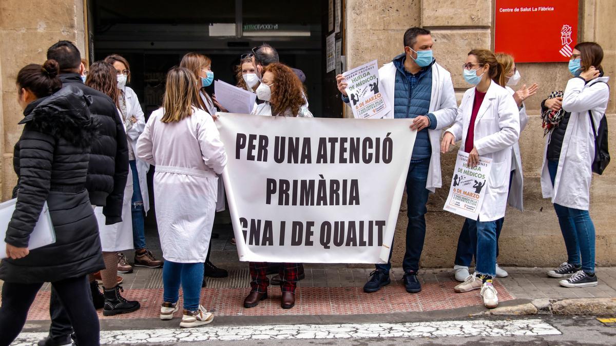 Un momento de la protesta de sanitarios ayer en Alcoy