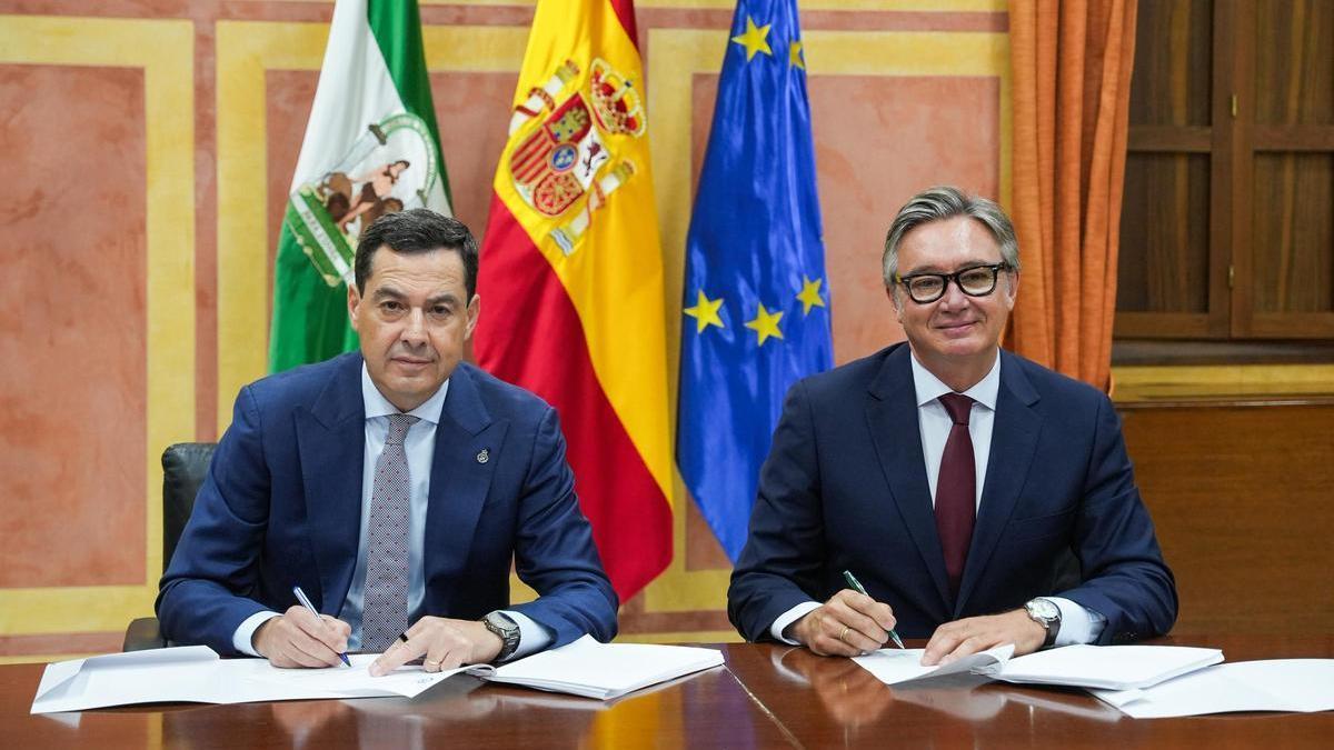 El presidente en funciones de la Junta, Juanma Moreno, firma con el portavoz de Vox Andalucía, Manuel Gavira, el acuerdo de gobierno entre ambas formaciones.