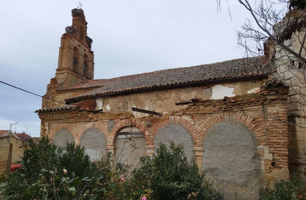 Uno de los laterales del edificio con los arcos mudéjares tapiados. | M. J. C.