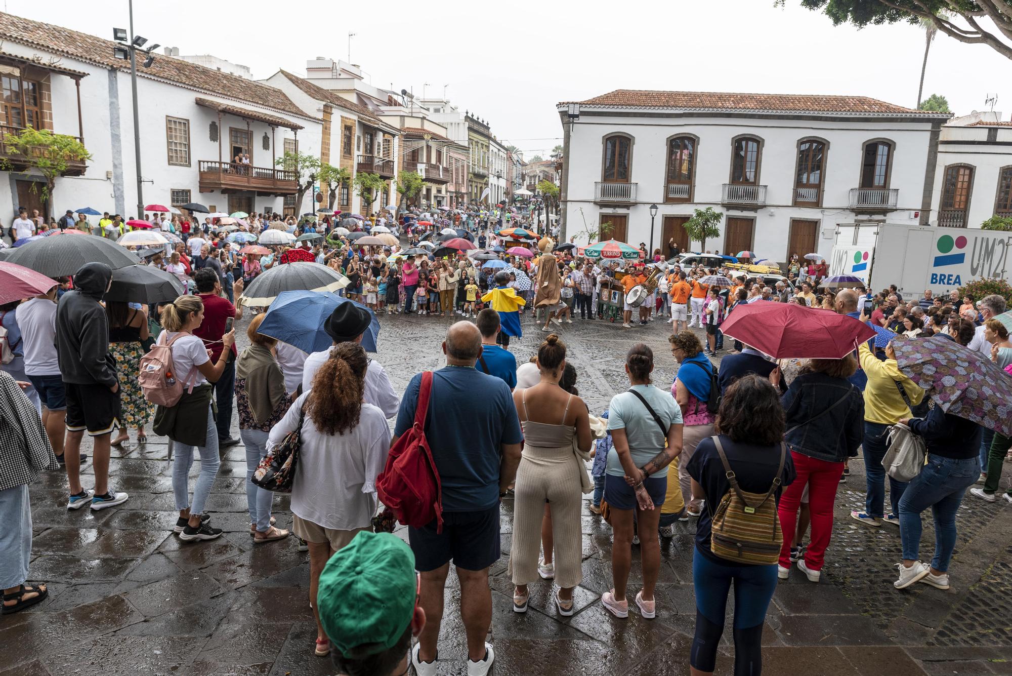 La bandera de las Fiestas del Pino 2022 ya ondea en lo alto de la basílica