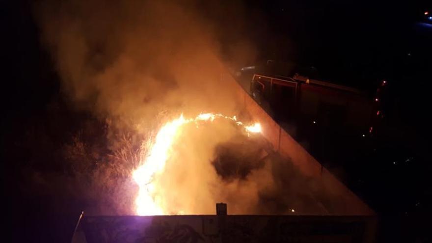 Incendi de vegetació al carrer Gaudí.