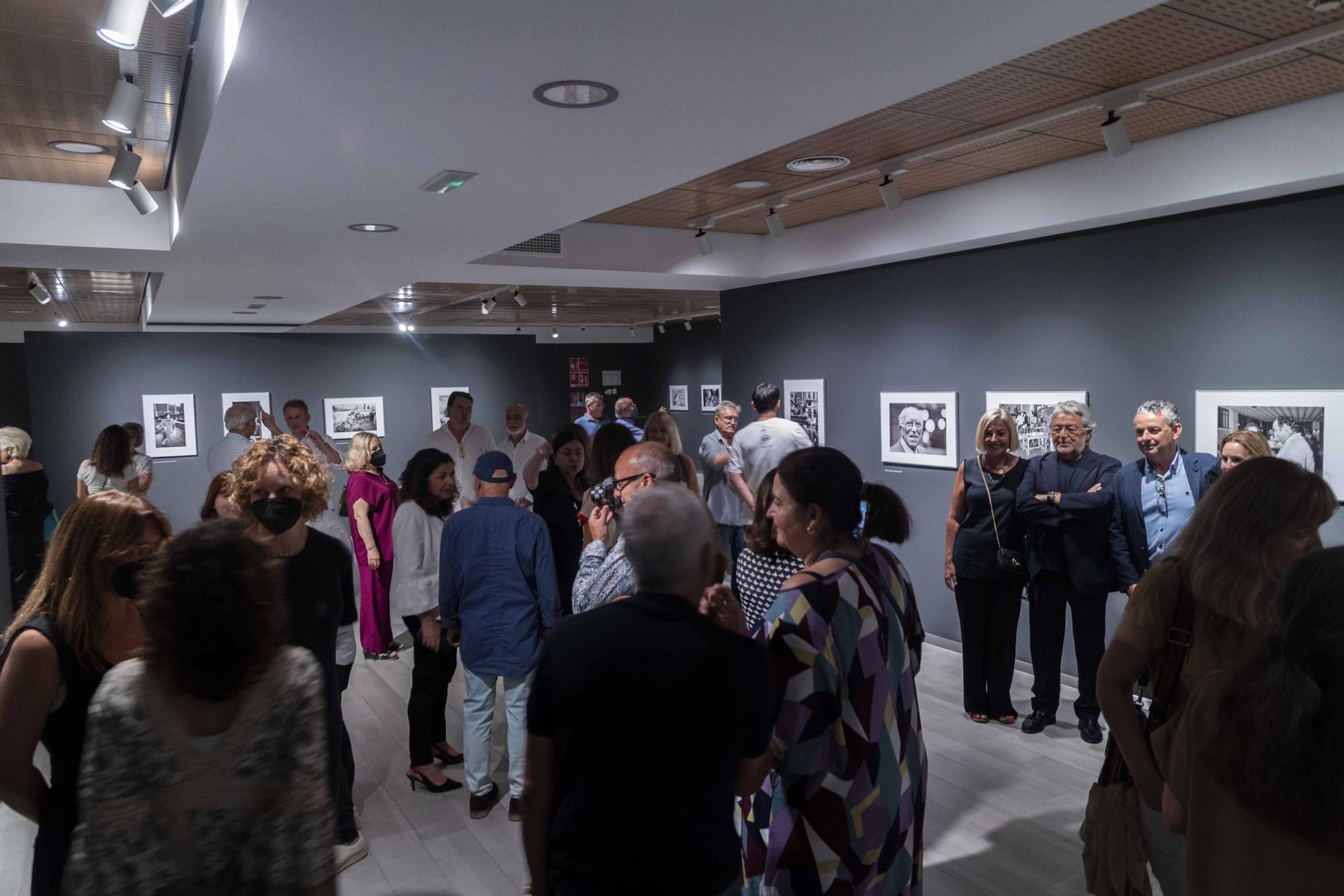 Llenazo en la inauguración de "Miradas" de José Aleixandre