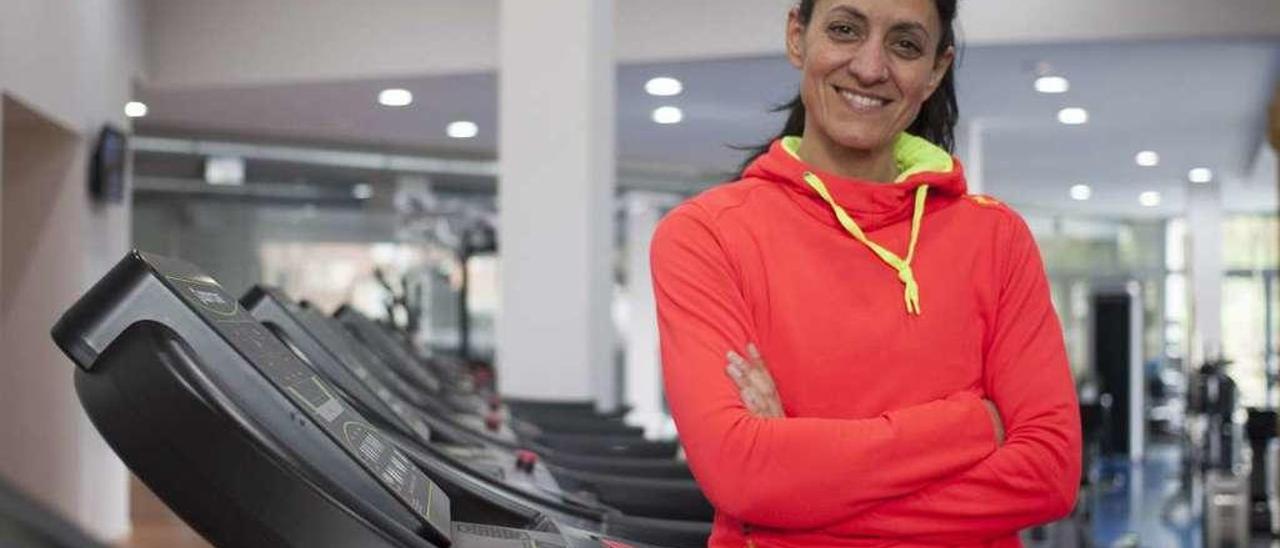 Sofía Mosteiro, ayer, posando entre las máquinas de ejercicios de su centro deportivo. // Bernabé/Cris M.V.