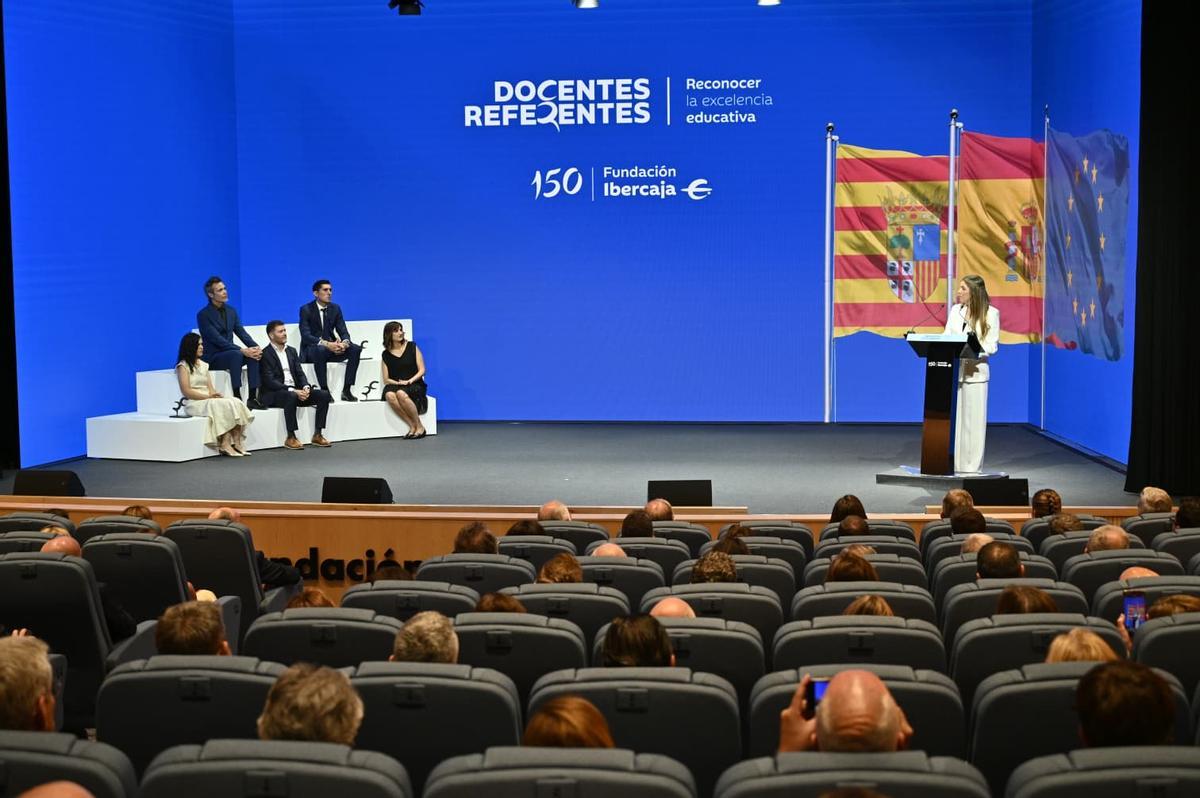 En imágenes | Los reyes Felipe VI y Letizia, junto a la princesa Leonor, arropan a la infanta Sofía en su primer discurso en solitario en Zaragoza En imágenes | Los reyes Felipe VI y Letizia, junto a la princesa Leonor, arropan a la infanta Sofía en su primer discurso en solitario en Zaragoza