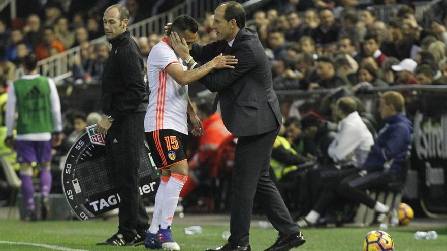 Voro abraza a Orellana en un VCF-Madrid de 2017.