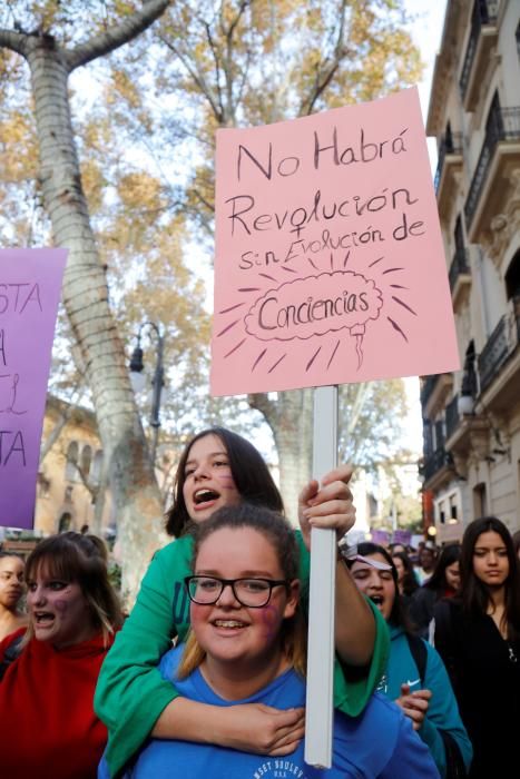 Un millar de estudiantes protestan en Palma por el machismo