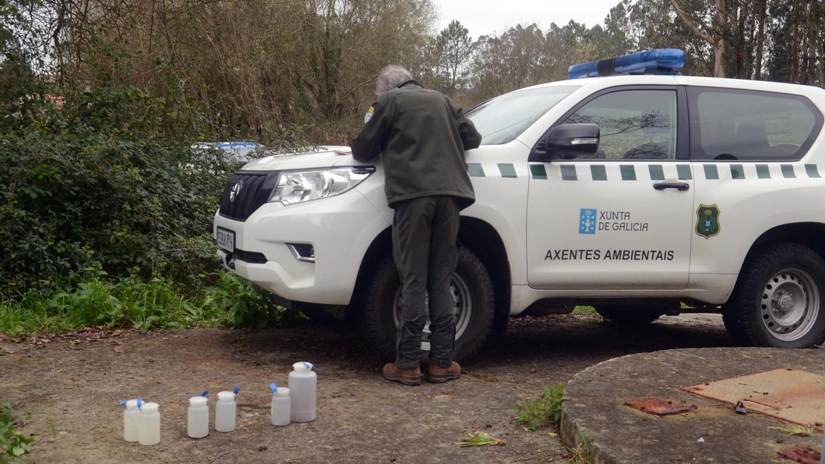 Agentes medioambientales realizando controles a un vertido en Cabanelas