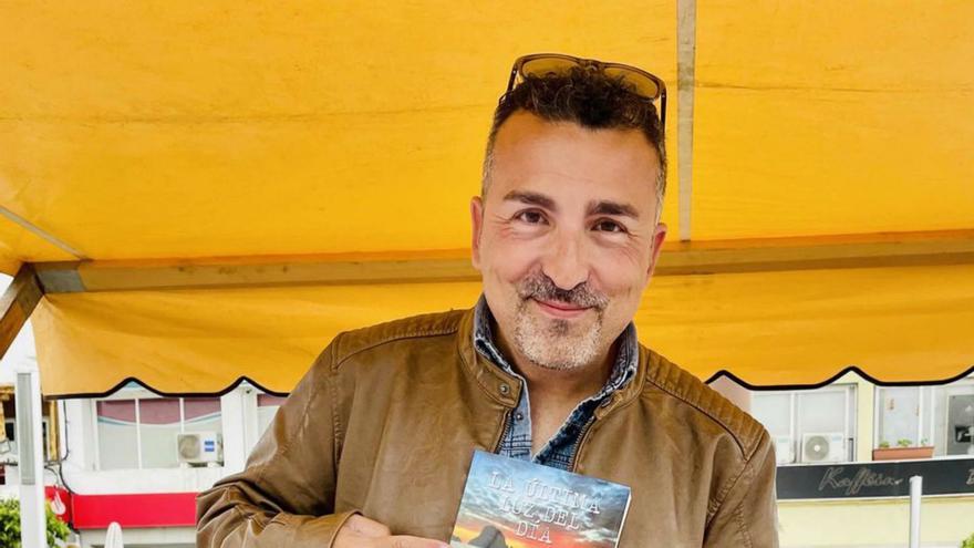Chris Martos, con su nuevo libro, el Día de Sant Jordi. | DI