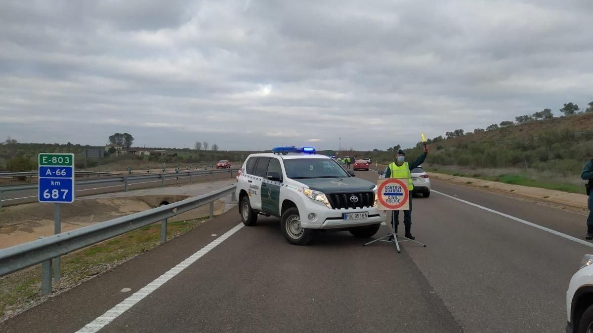 Un guardia civil, controlando las entradas y salidas de un municipio confinado.