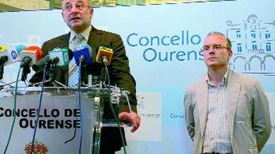 El alcalde, Francisco Rodríguez, junto al director xeral de Empleo, Vázquez Barquero, durante la presentación  del encuentro internacional de emprendedores Eduardo Barreiros. / jesús regal