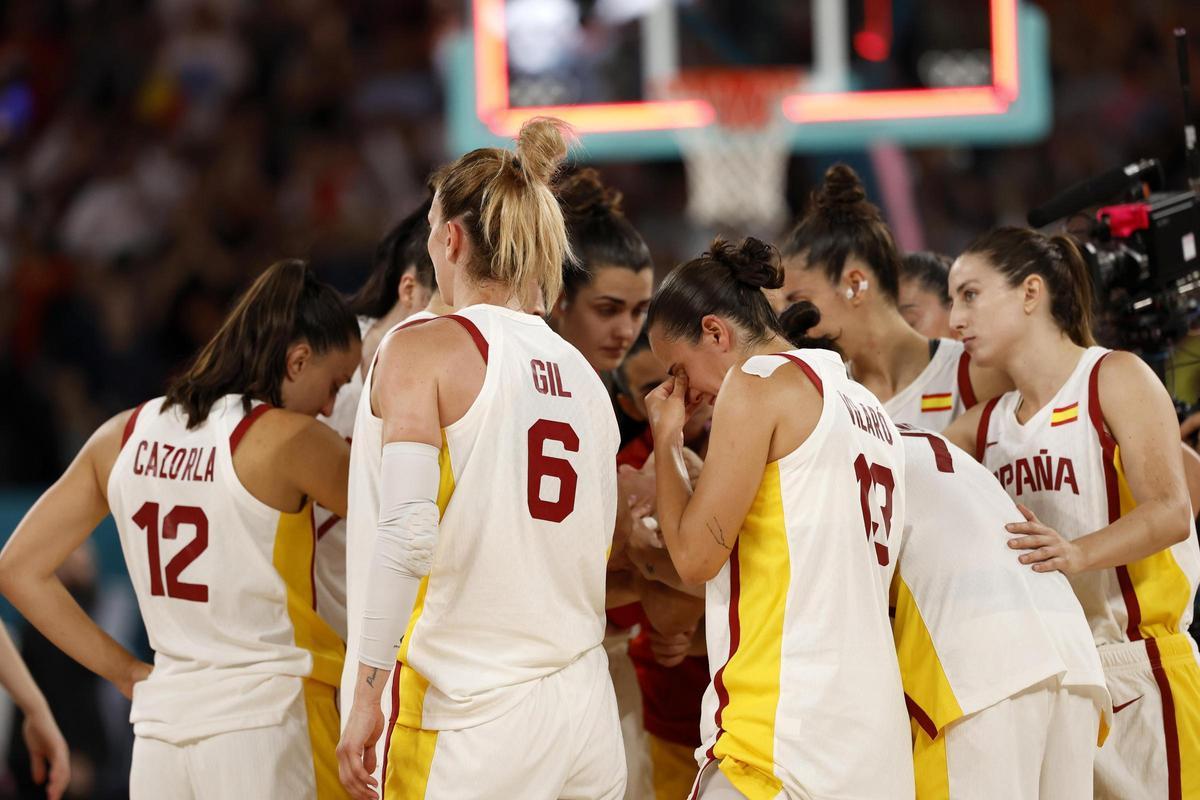 Las jugadoras españolas celebran la victoria al final del partido de cuartos de final de baloncesto femenino de los Juegos Olímpicos de París 2024 que España disputa contra Bélgica este miércoles en el Bercy Arena de la capital francesa. Las jugadoras españolas celebran la victoria al final del partido de cuartos de final de baloncesto femenino de los Juegos Olímpicos de París 2024 que España disputa contra Bélgica este miércoles en el Bercy Arena de la capital francesa.