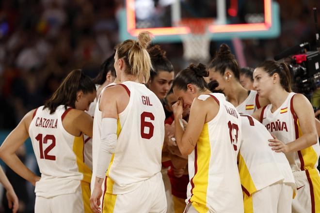 Las jugadoras españolas celebran la victoria al final del partido de cuartos de final de baloncesto femenino de los Juegos Olímpicos de París 2024 que España disputa contra Bélgica este miércoles en el Bercy Arena de la capital francesa.