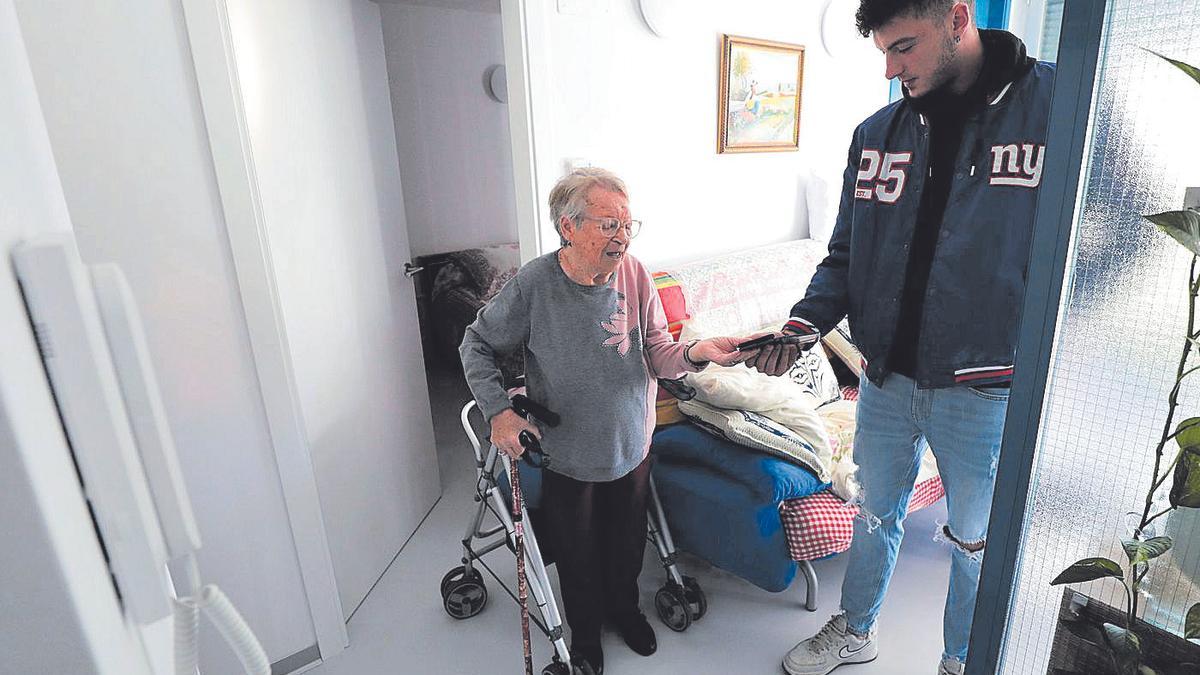 Nicolás, un joven inquilino del edificio de Las Fuentes, ayuda a su vecina Carmen.