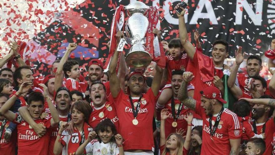 Los jugadores del Benfica levantan el trofeo de campeones.