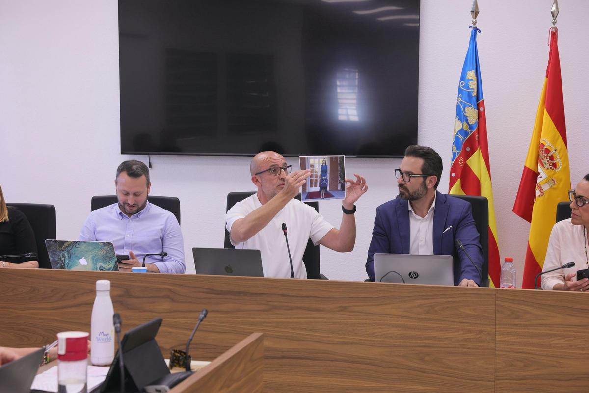 El concejal Ricardo Recuero muestra una foto de la exministra de Educación en el pleno