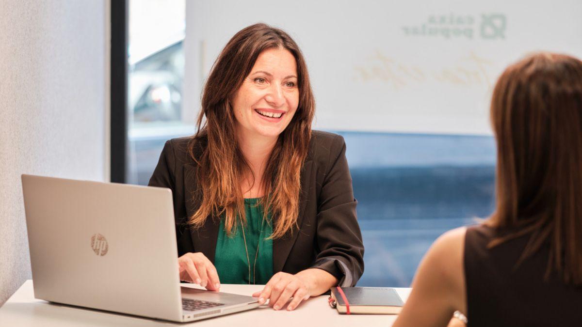 Caixa Popular mantiene la atención personalizada y presencial a las personas mayores.