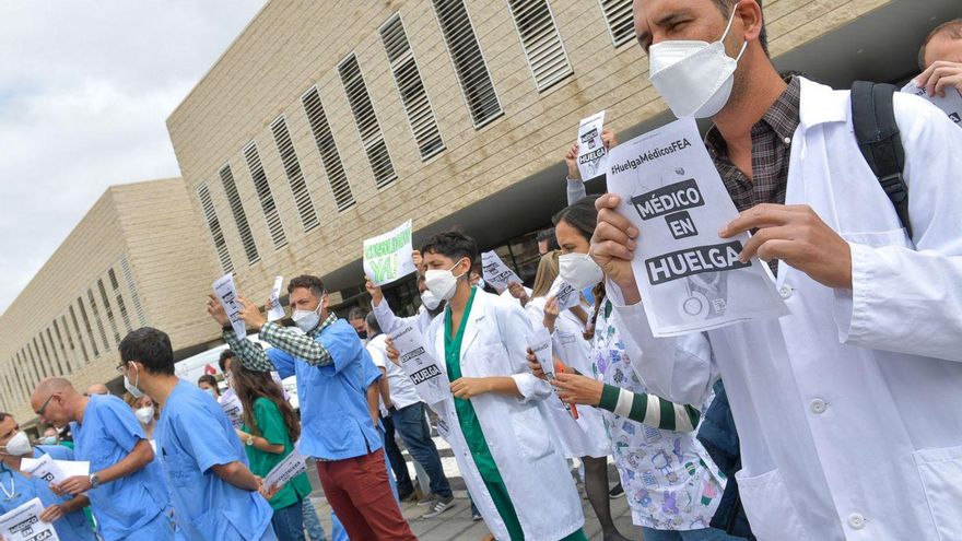 Un instante de la huelga de médicos y facultativos temporales celebrada en abril del pasado año.