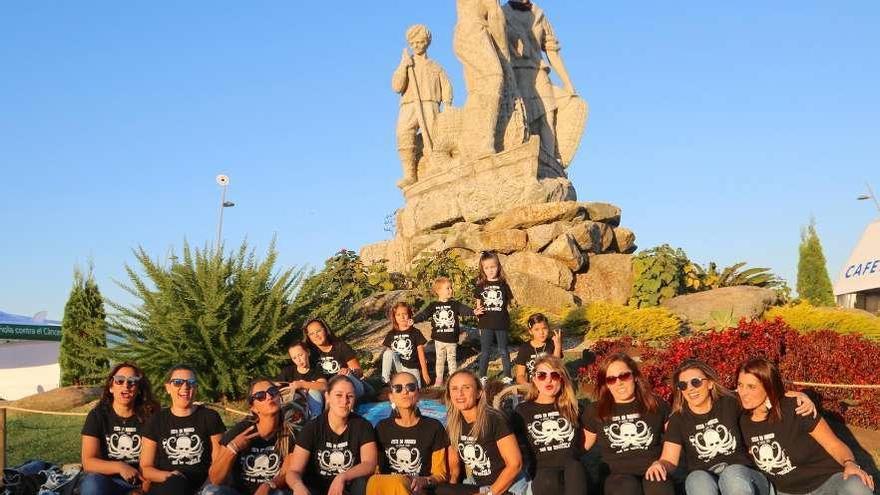 Las peñas de los grovenses contribuyen a animar el recinto y su entorno  |  Los grovenses también participan activamente en la Festa do Marisco, pues lejos de lo que algunos puedan pensar, no se trata de una cita exclusiva para turistas. Los mecos no solo se vuelcan en la organización y disfrutan de las mejores viandas, sino que también garantizan la animación en el recinto ferial y sus alrededores. Eso es lo que hacen, por ejemplo, los grupos de vecinos que, como este de la foto, se integran en nutridas peñas que con sus distintivas camisetas toman la villa estos días.