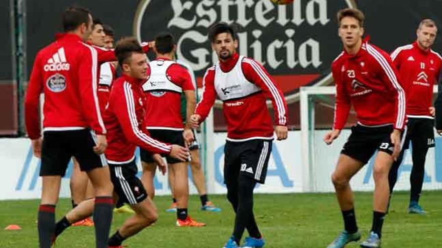 Jugadores celestes, ayer, entrenando en A Madroa. // R. Grobas