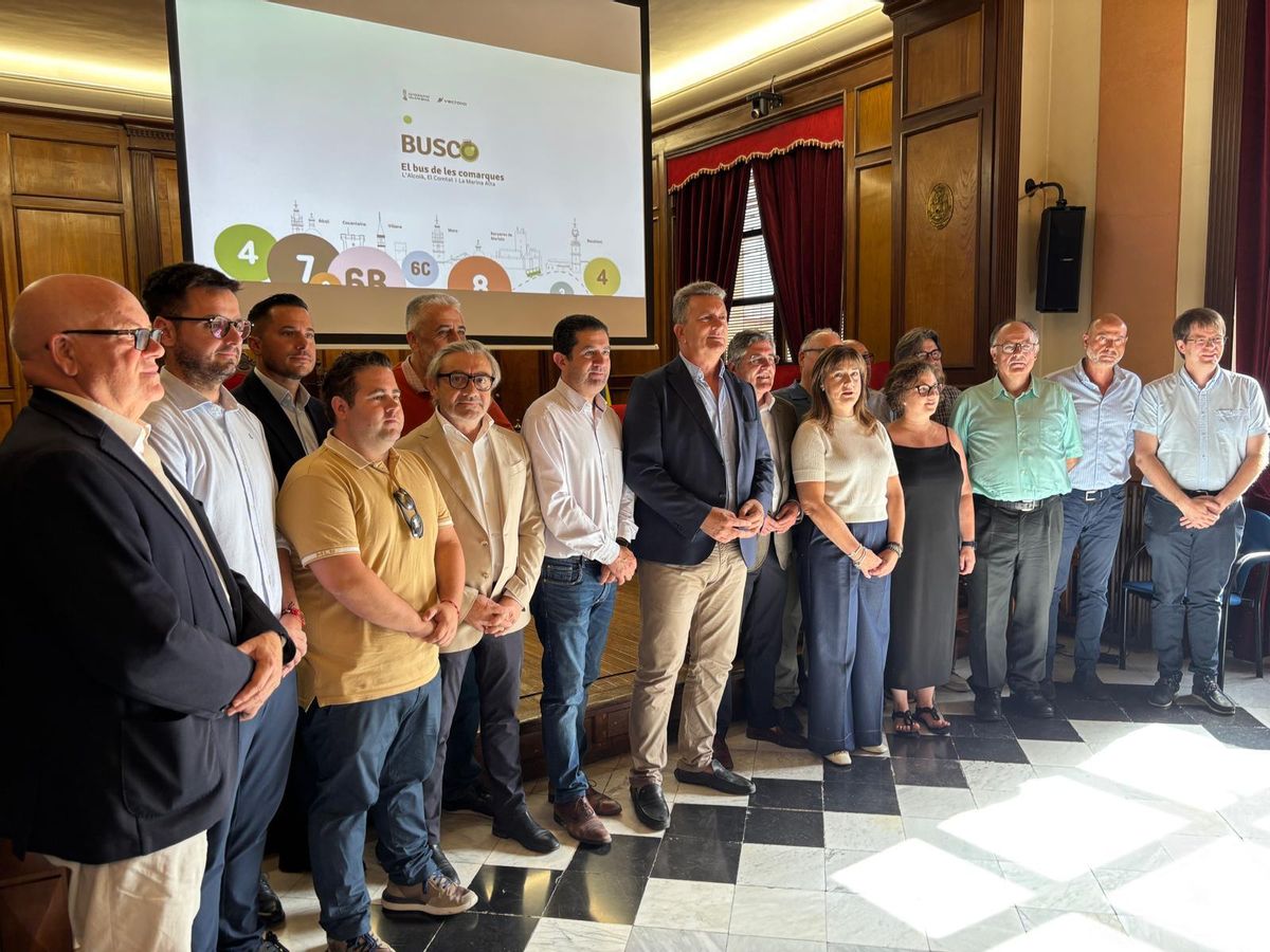 Un momento de la presentación de la nueva flota de autobuses con la asistencia del conseller Vicente Martínez Mus