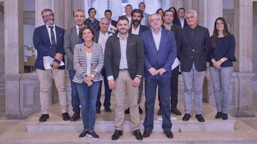 Sandra González, Uxío Bénitez y el vicepresidente de la la Cámara de Vila Nova de Cerveira con los miembros de colegios de arquitectos e ingenieros de España y Portugal. // Faro