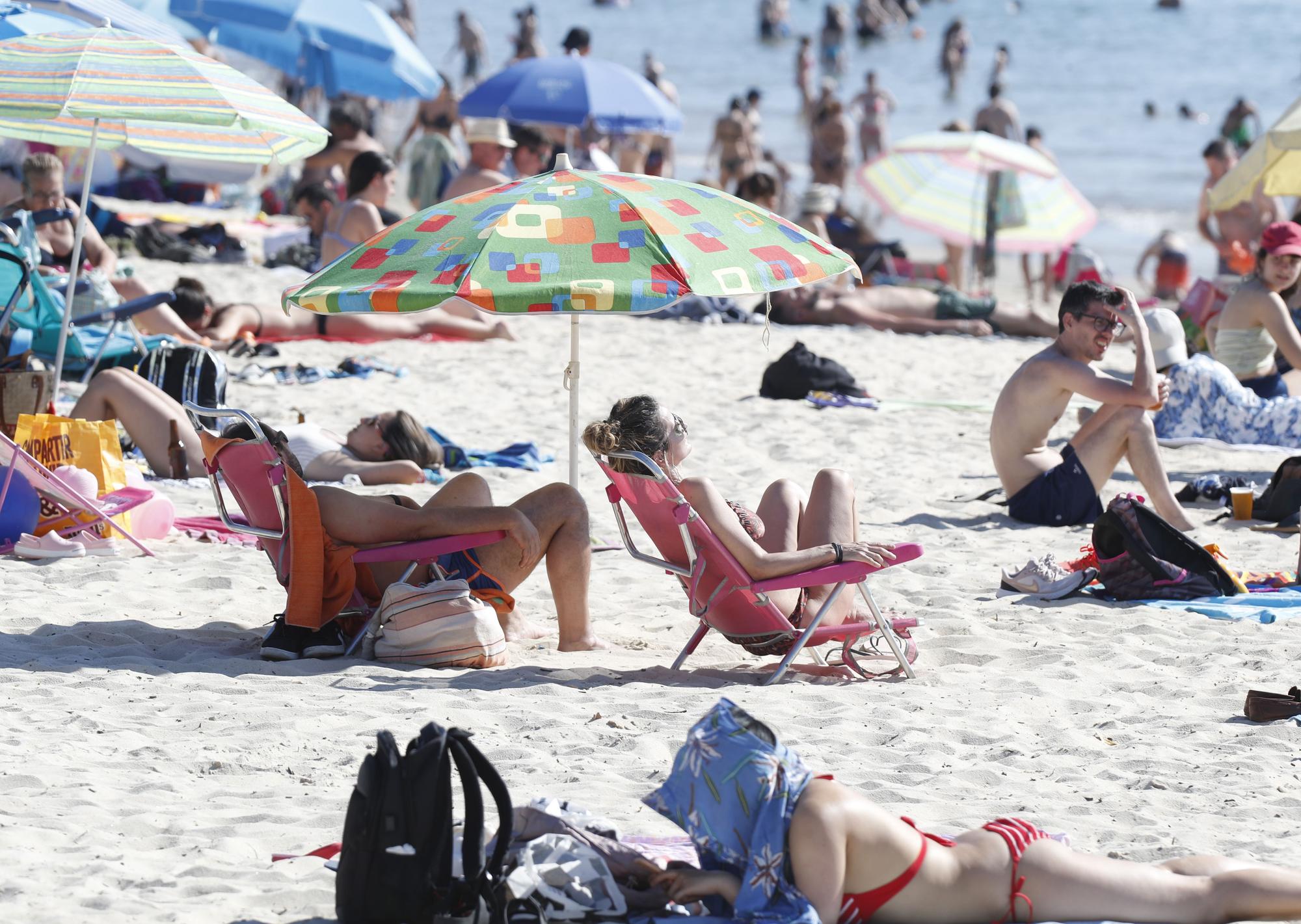 Plaga de sombrillas en Samil, con los termómetros superando los 35 grados