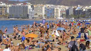 Bañistas en la playa de Las Canteras, en Las Palmas de Gran Canaria.