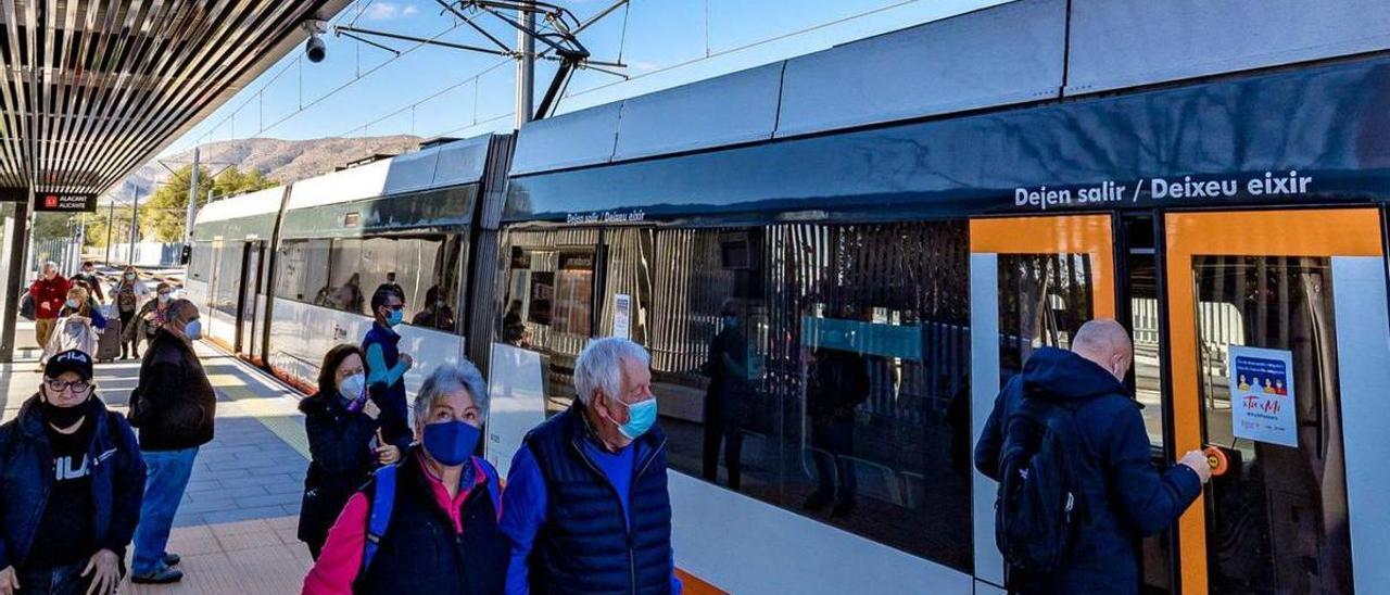 Viajeros en la estación del TRAM de Benidorm, donde este miércoles han concluido las obras.  | DAVID REVENGA