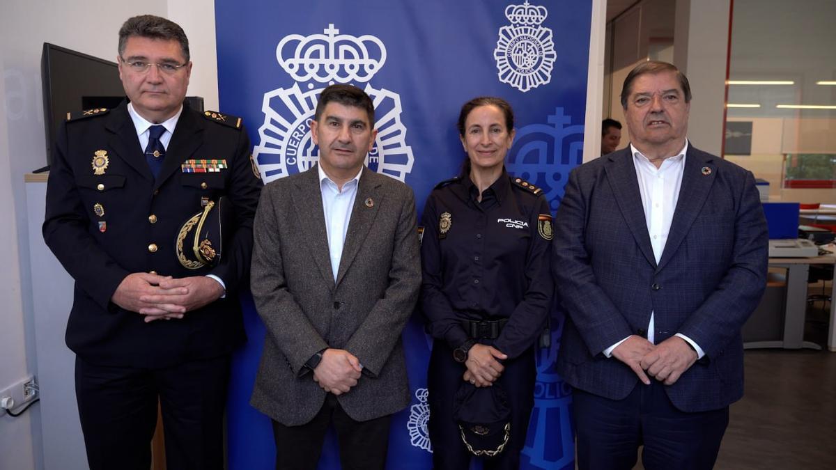 El Jefe Superior de Policía de Galicia Pedro Jesús Pacheco Carrasco, el Delegado del Gobierno en Galicia, Pedro Blanco, la comisaria jefa de Santiago, Nuria Palacios y Julio Abalde, Subdelagado del Gobierno en la provincia de A Coruña este viernes en la presentación a los medios de la nueva sede provisional de la Comisaría en el barrio de Santa Marta