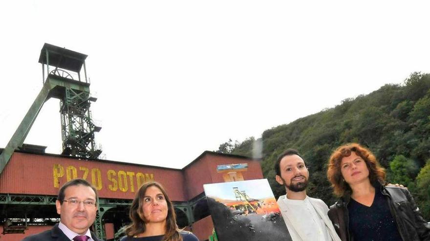Jesús Fernández, Natalia Pastor, Samuel Armas y Mónica Dixon, con el cuadro del cartel del concurso, ante el castillete del pozo Sotón.