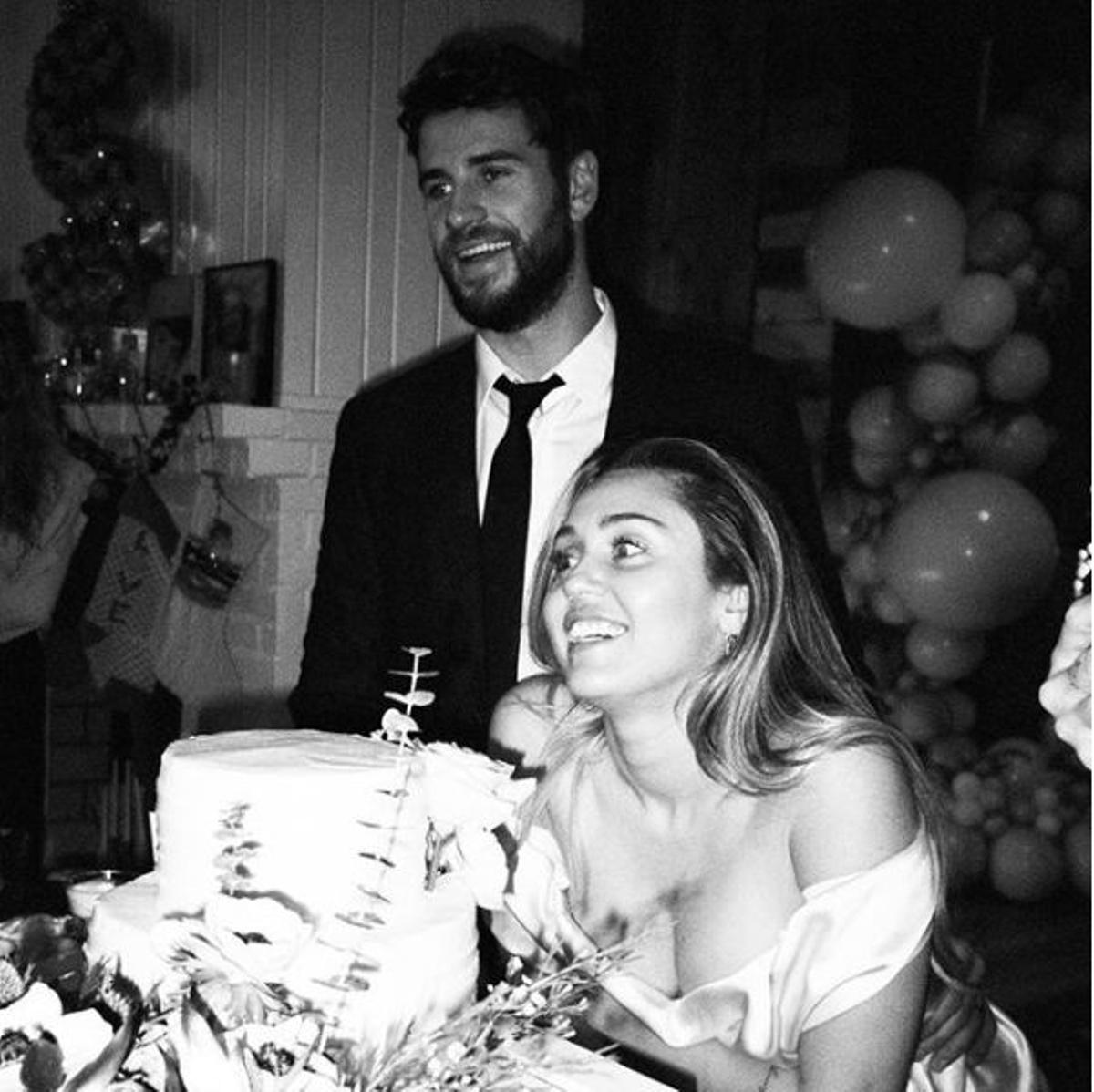 La tarta de boda, el escote de Miley Cyrus (y la sonrisa del novio)