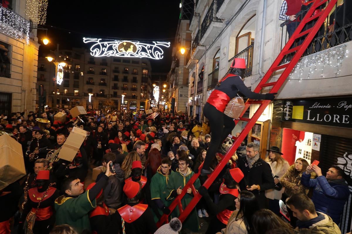 Los pajes suben por largas escaleras para acceder a los balcones de las casas y entregar los regalos a los niños.