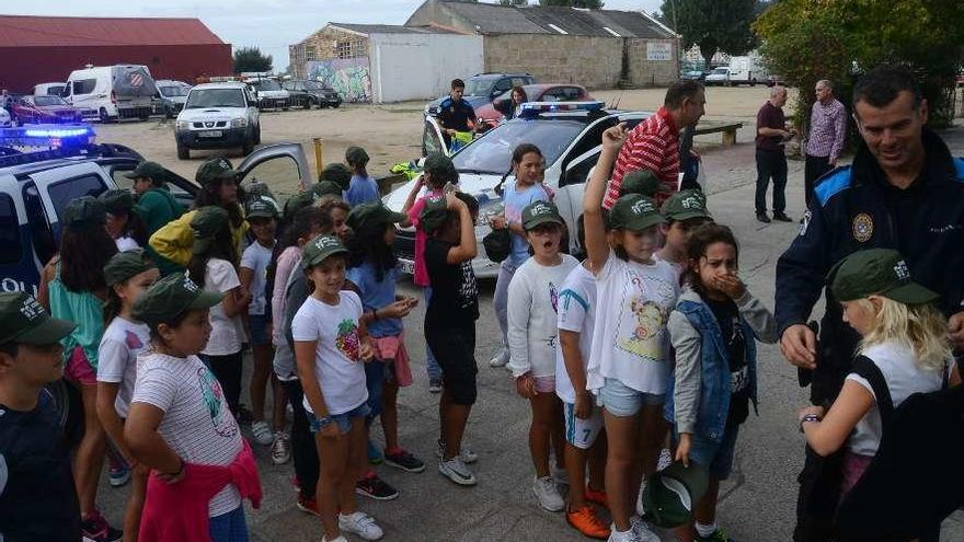 Escolares del CEIP Nazaret atienden a las explicaciones de los policías. // G.Núñez